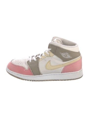 Air Jordan Mid 1 women pink